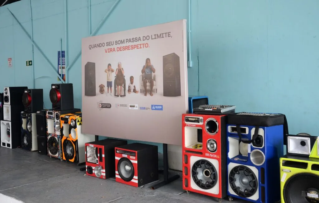 caixa de som expostas ao publico