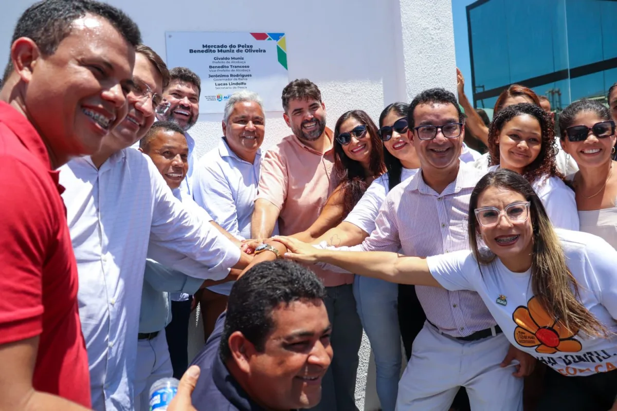 pessoas dandoas mãos