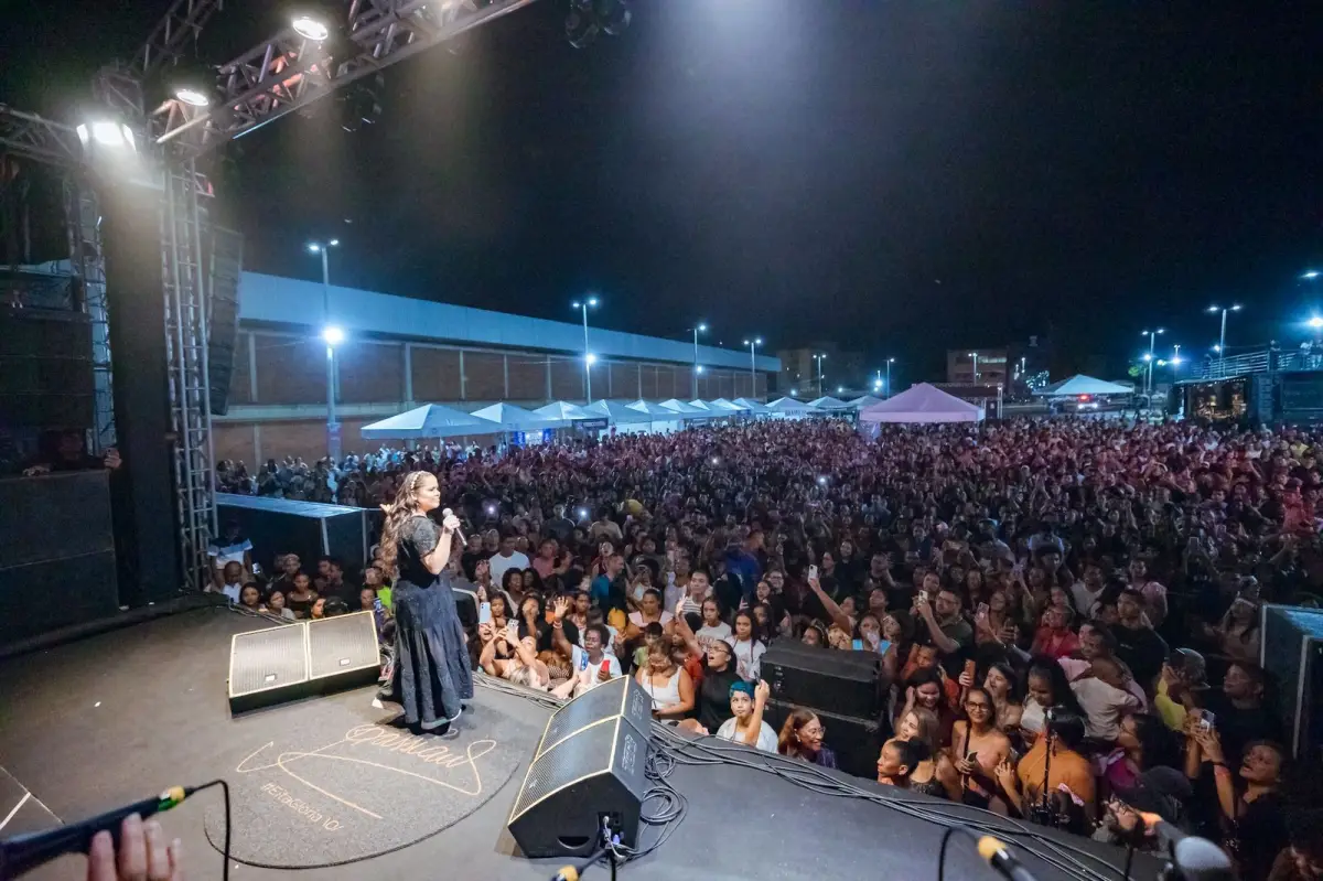 Cassiane no palco cantando e a multidão a frente