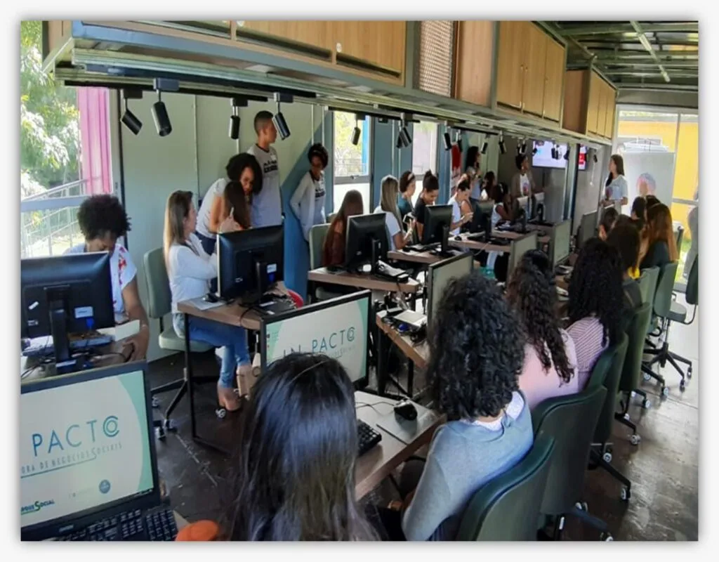 pessoas usando compurtador