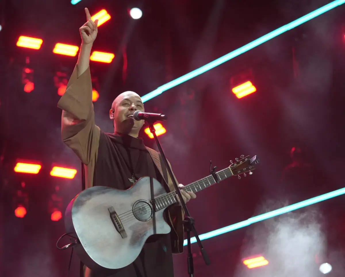 Frei Gilson cantando no palco