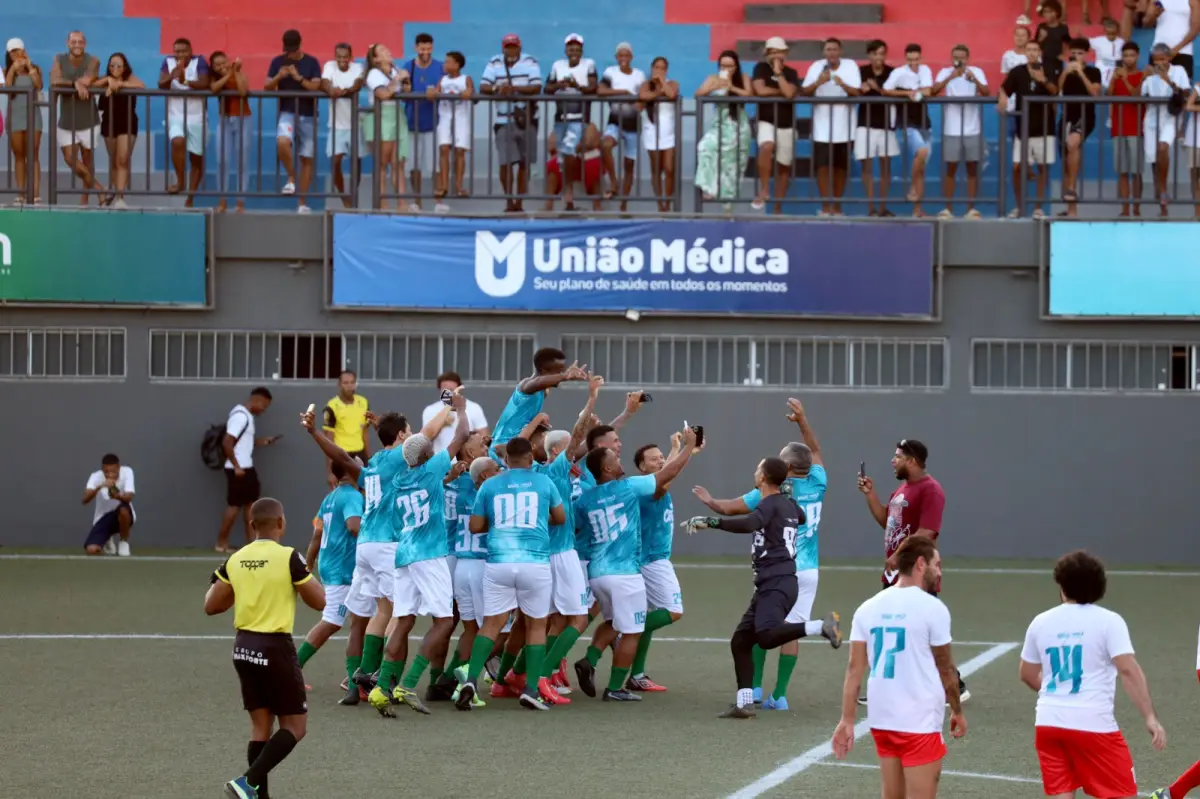 Jogadores festejando Na Arena Cajueiro em Feira de Santana