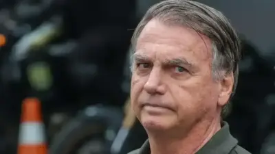 Jair Bolsonaro passa por interven&ccedil;&atilde;o no nervo fr&ecirc;nico para tratar solu&ccedil;os persistentes