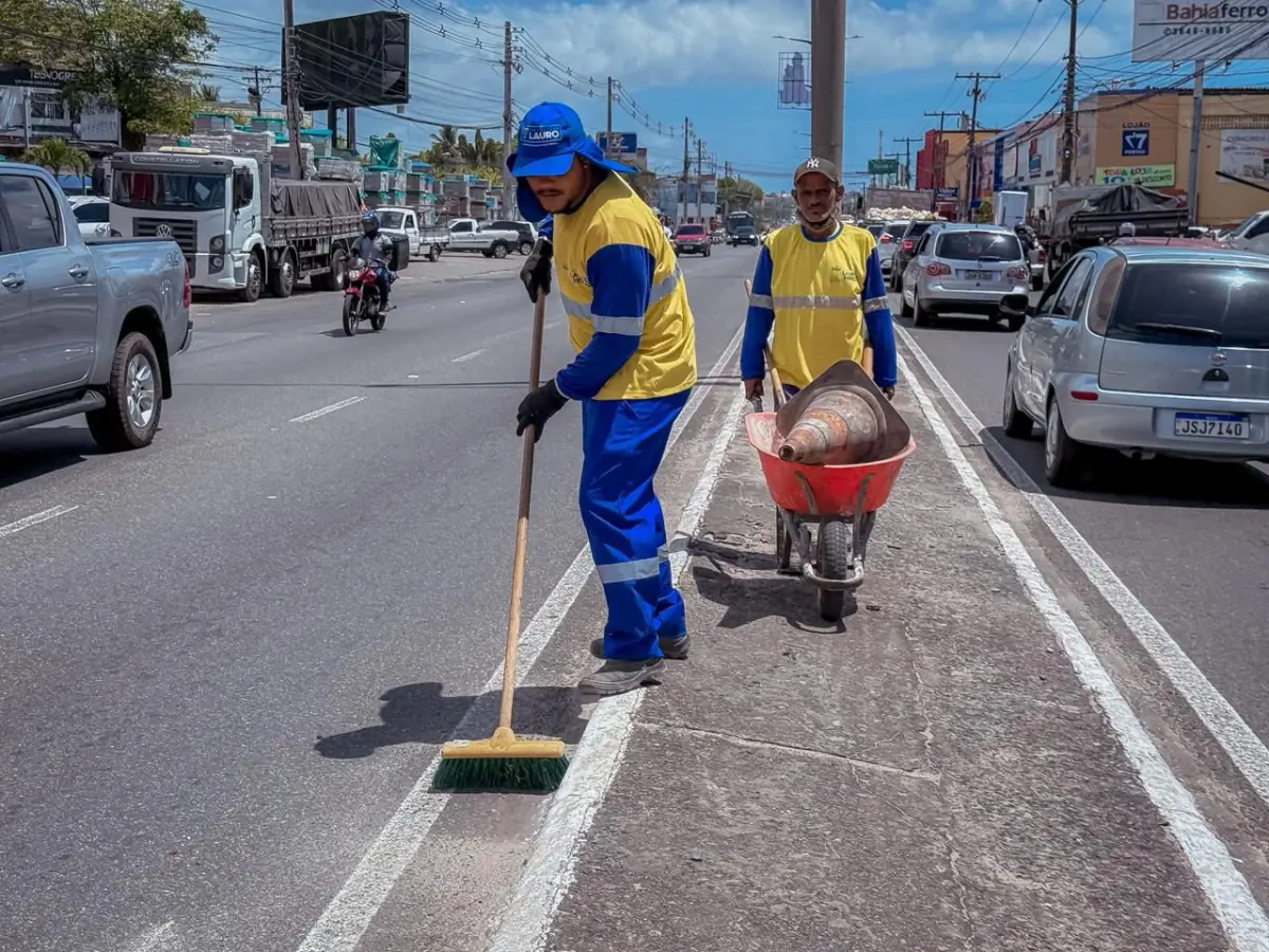 Garis varrendo a rua em Lauro de Freitas