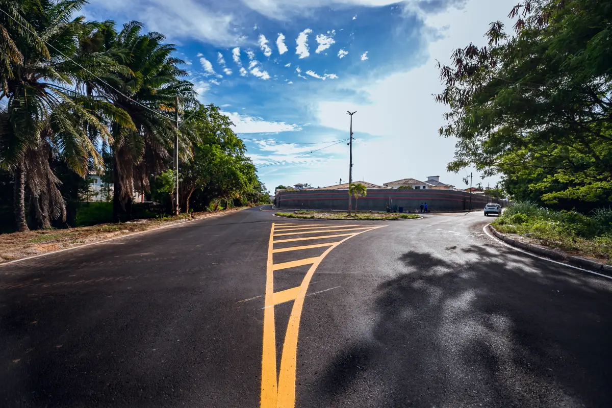 Rua asfaltada em Lauro de Freitas