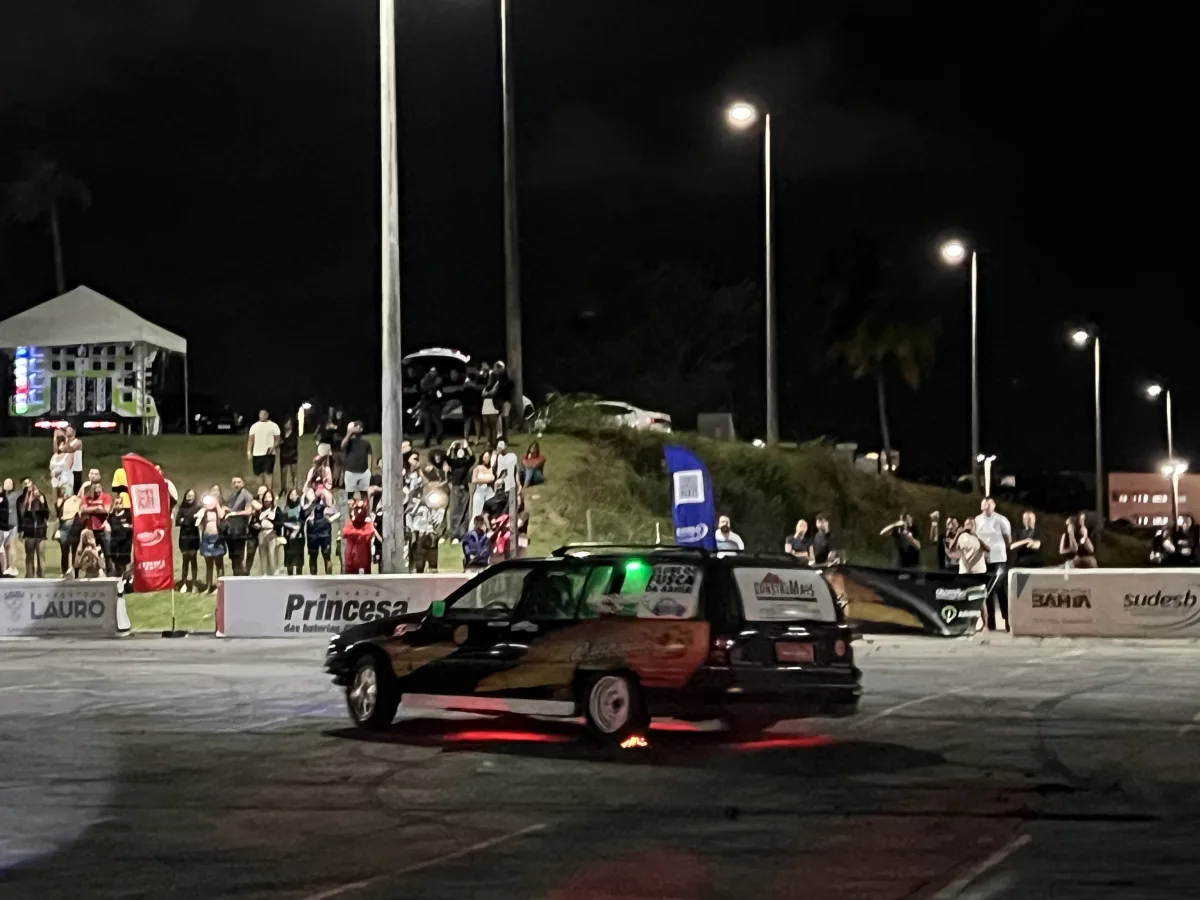 pessoa em praça de Lauro de Freitas