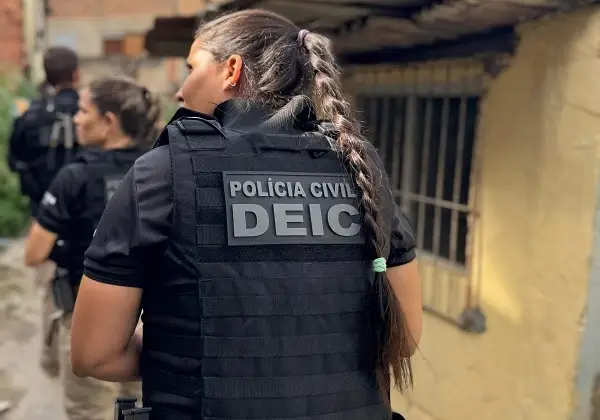 Policial em operação na rua