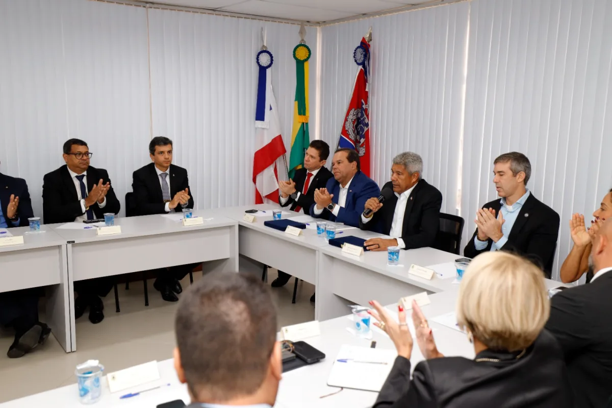 Homens em reunião com o governador da Bahia