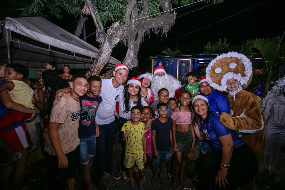 Prefeita e vice-prefeito de Lauro de Freitas com crianças no Natal Itinerante.