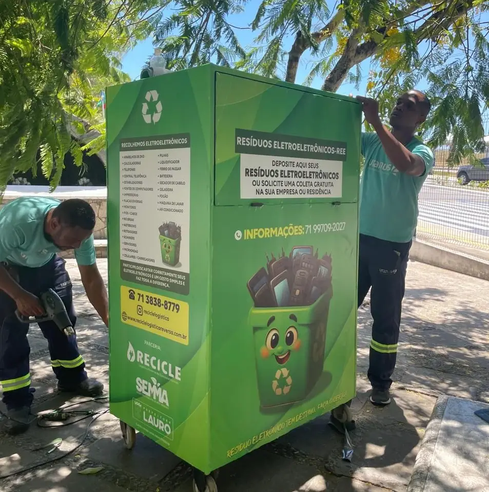 Servidores instalando caixa de coleta de lixo reciclavel