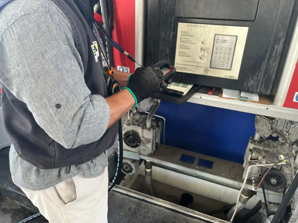 Homem olhando a bomba de combustível