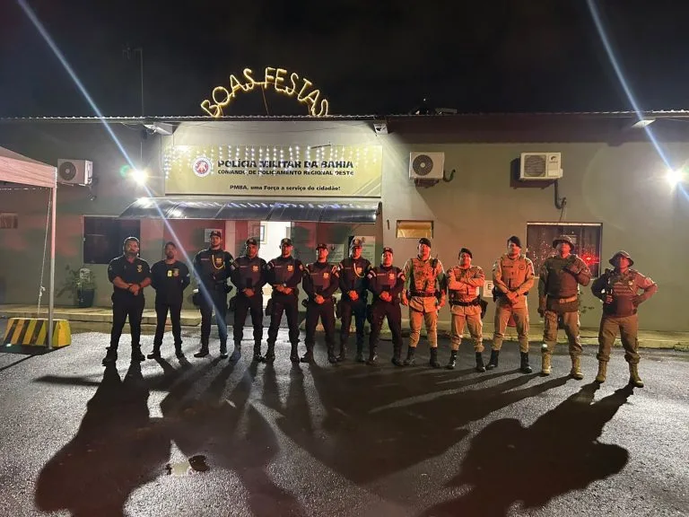 Policiais pousando para foto