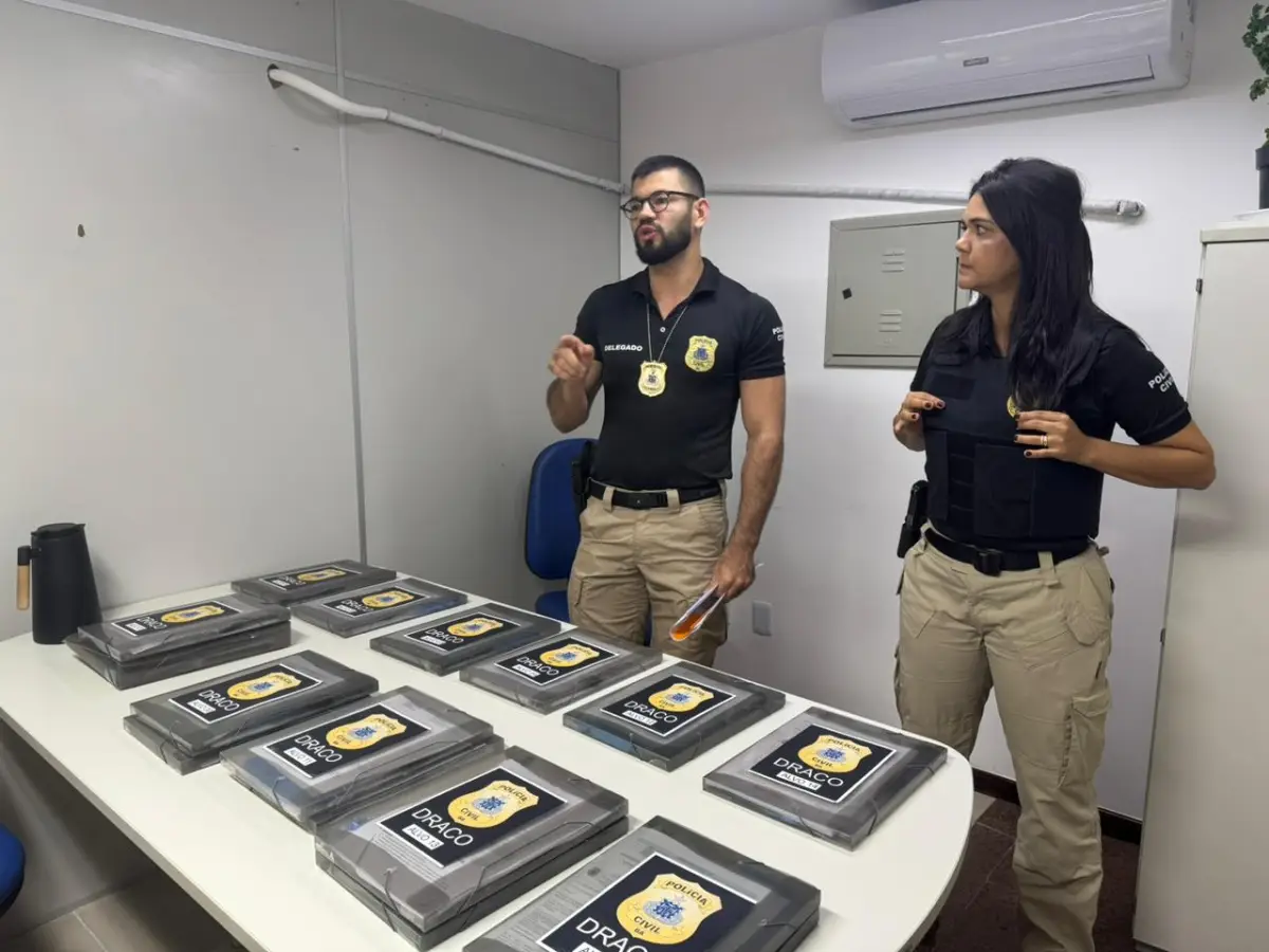 Dois policiais e apreenções sobre a mesa