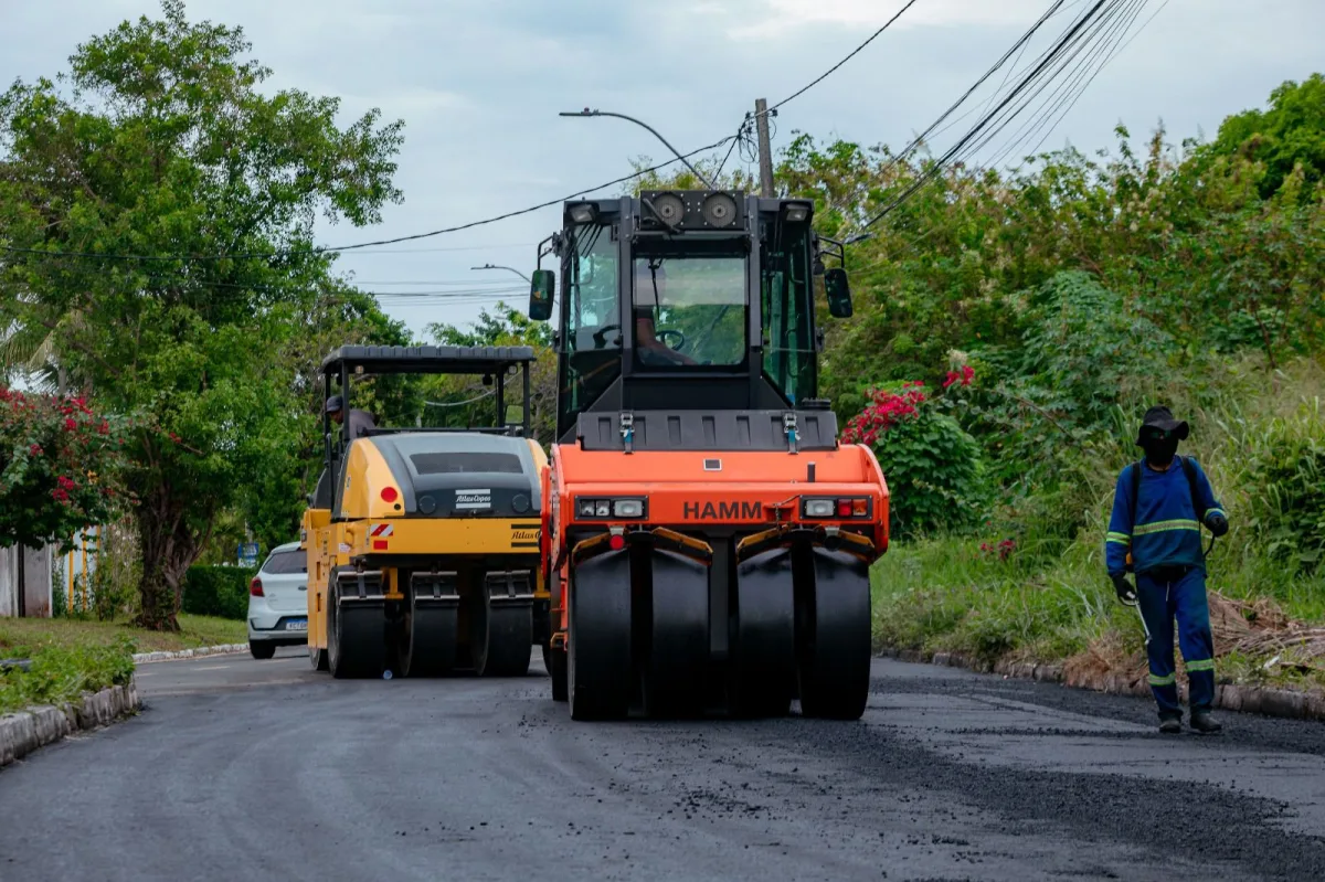 homens asfaltando rua