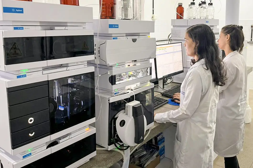 Laboratório com dois cientistas.