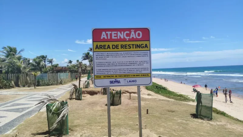 Placa re sinalização de arés de reestinga em praia de Lauro de Freitas
