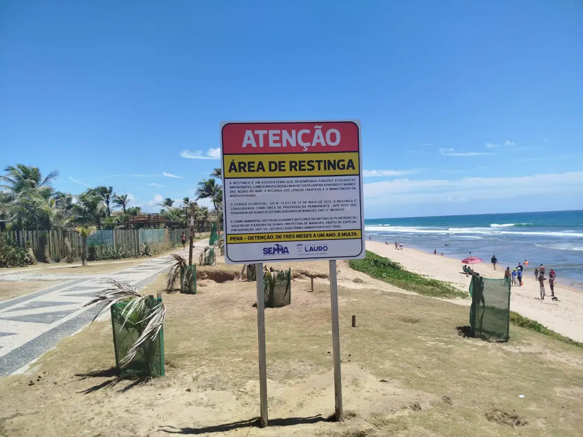 Placa re sinalização de arés de reestinga em praia de Lauro de Freitas