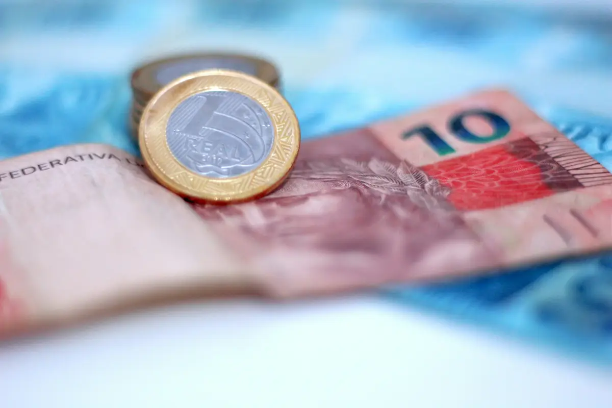 Cédulas e moeda de real