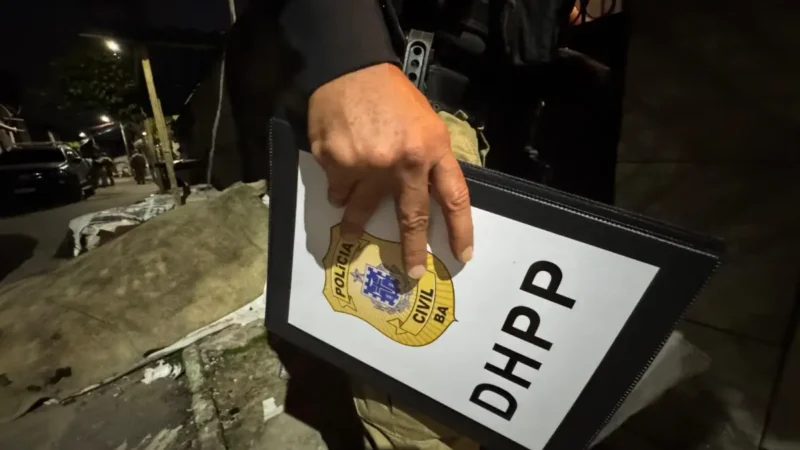 Policial segurando placa dhpp