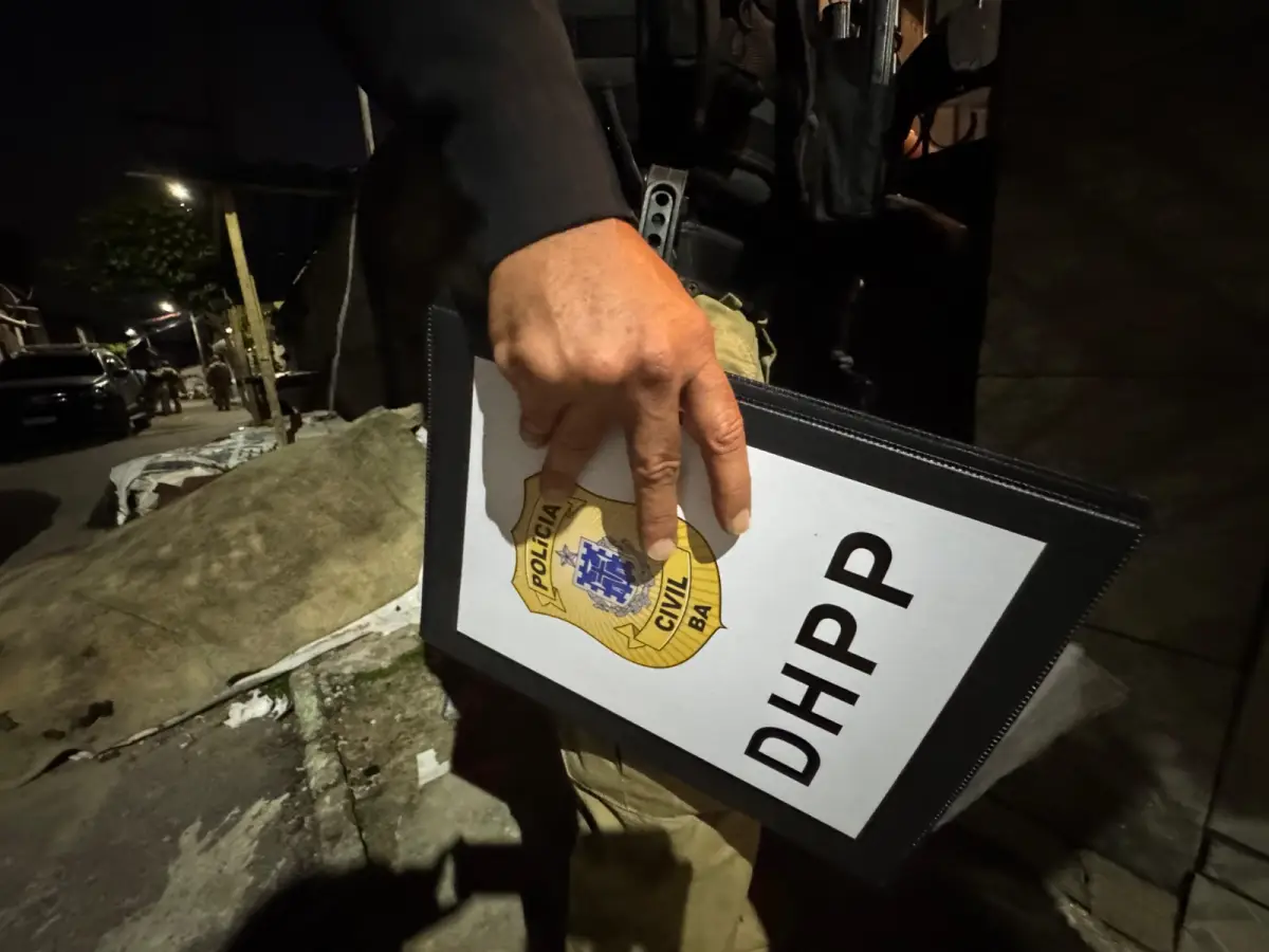 Policial segurando placa dhpp