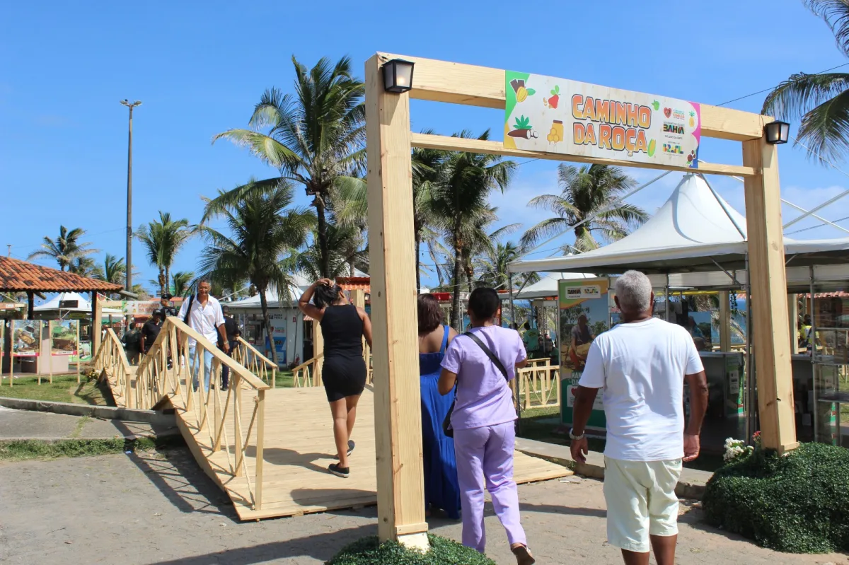 pessoas caminhand no Parque Costa Azul – Salvador