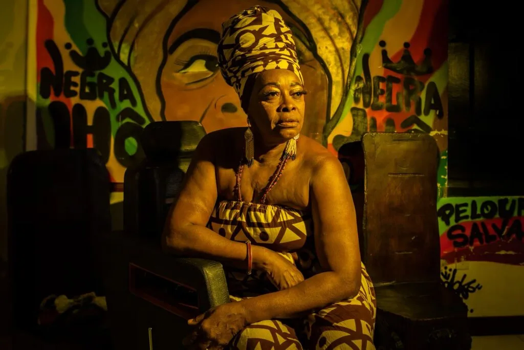 mulher negra com roupas de origem africana