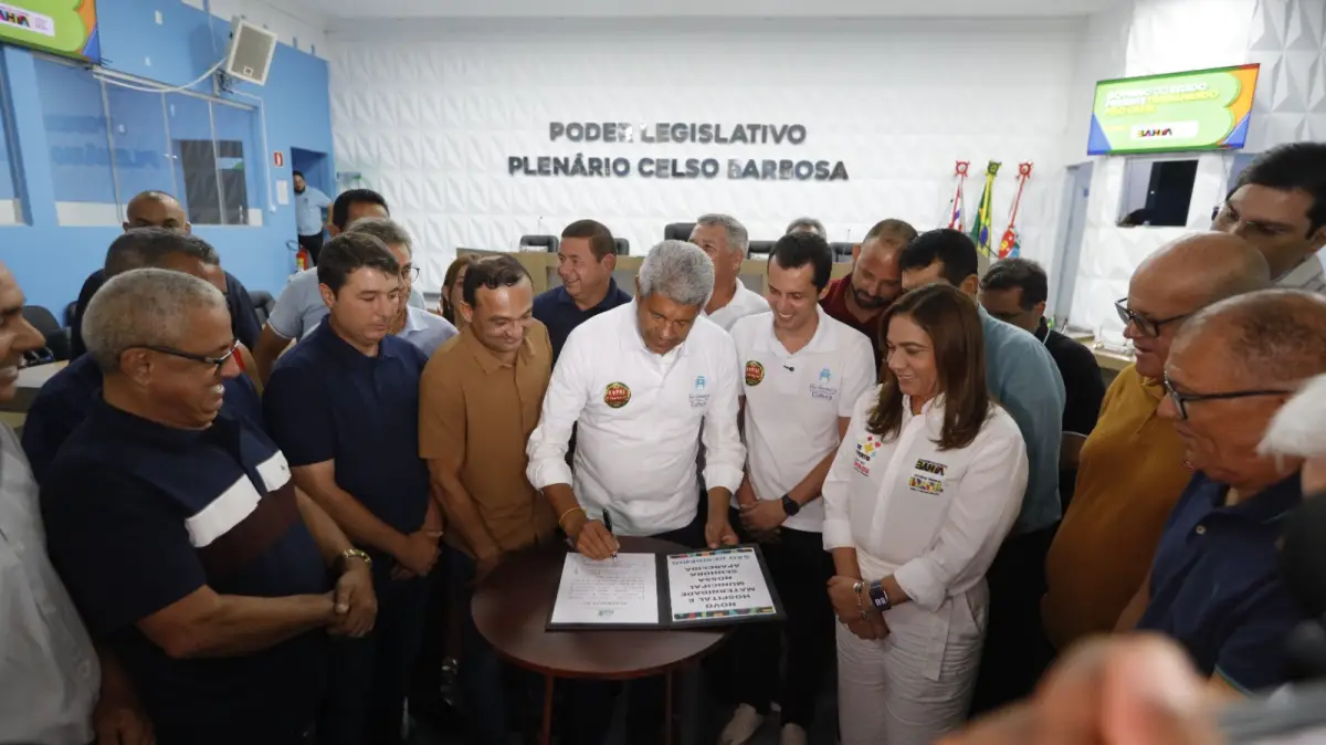 Governador da Bahia Jerônimo assinando autorização para construção de Hospital e Maternidade Municipal em São Desidério