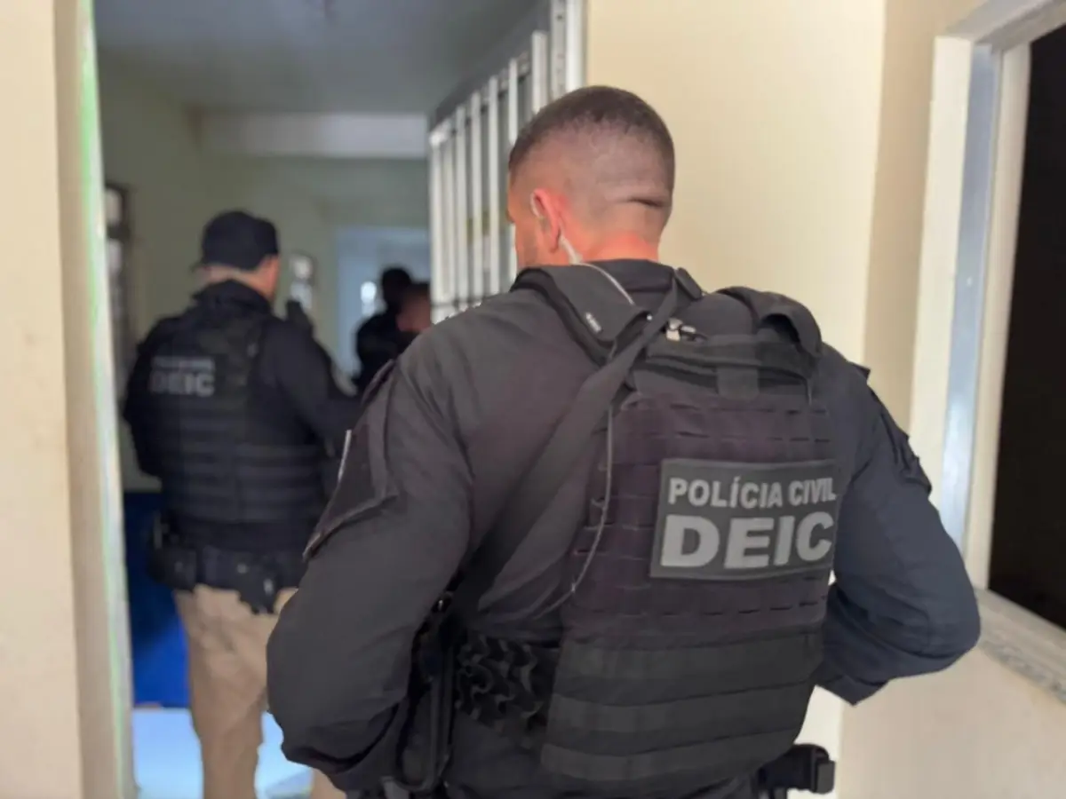 Policiais na dasa de homem acusado de roubar escola