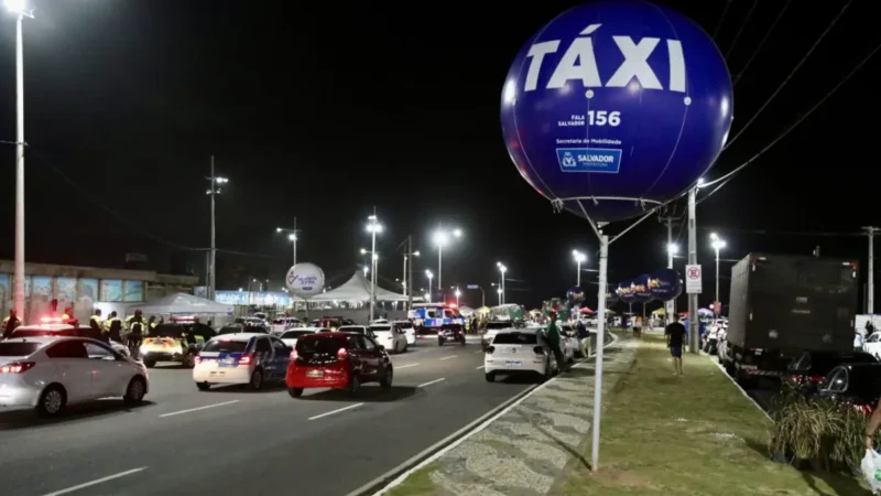 Rua movimentada de carros em Salvador a noite