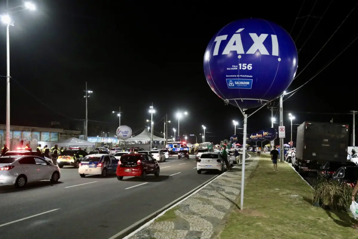 Rua movimentada de carros em Salvador a noite