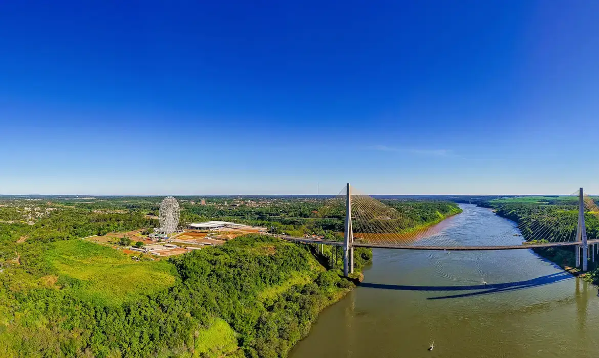 Ponte entre Brasil e Paraguai no Rio Paraná