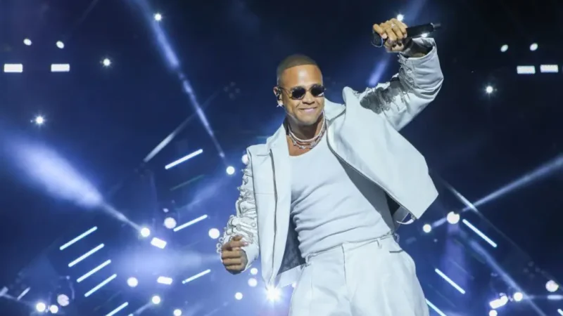 Léo Santana cantando no palco