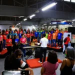 Vozes do Neojiba transformam correria da rodoviária em palco natalino