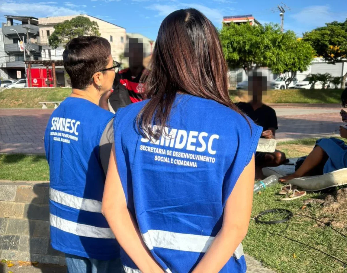 Duas agentes da SEMDESC conversando com pessoas em situação de rua