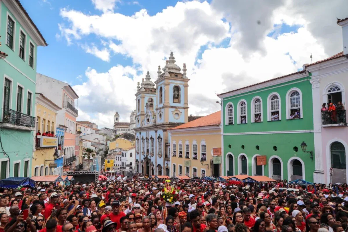 Pelourinho lotado de gente na festa de Santa Barbara