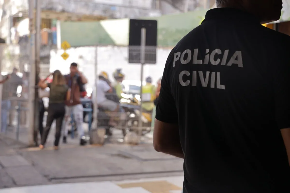 Policial de costas na rua