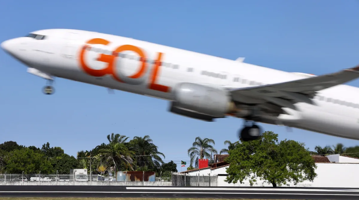 Avião da Gol decolando.