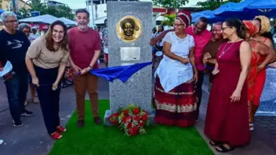 Itapu&atilde; eterniza Cira do Acaraj&eacute; com monumento na pra&ccedil;a Oxum