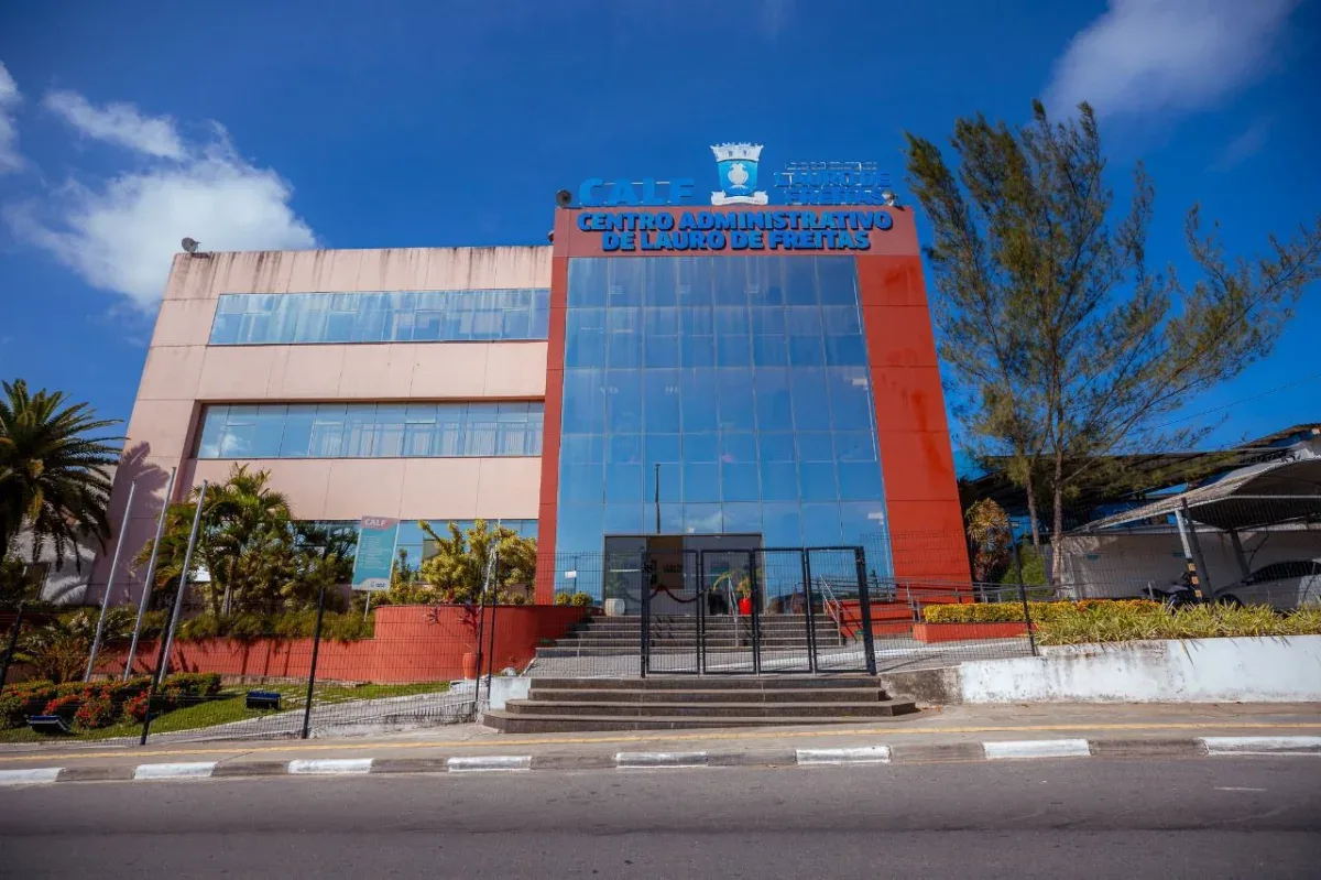 Frente do predio da prefeitura de Lauro de Freitas