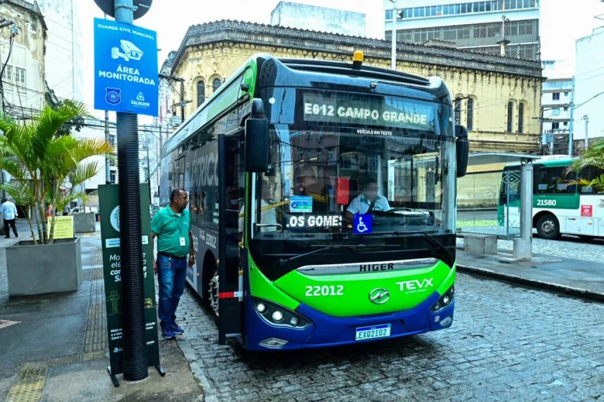 Ônibus elétrico no centro histórico de Salvador