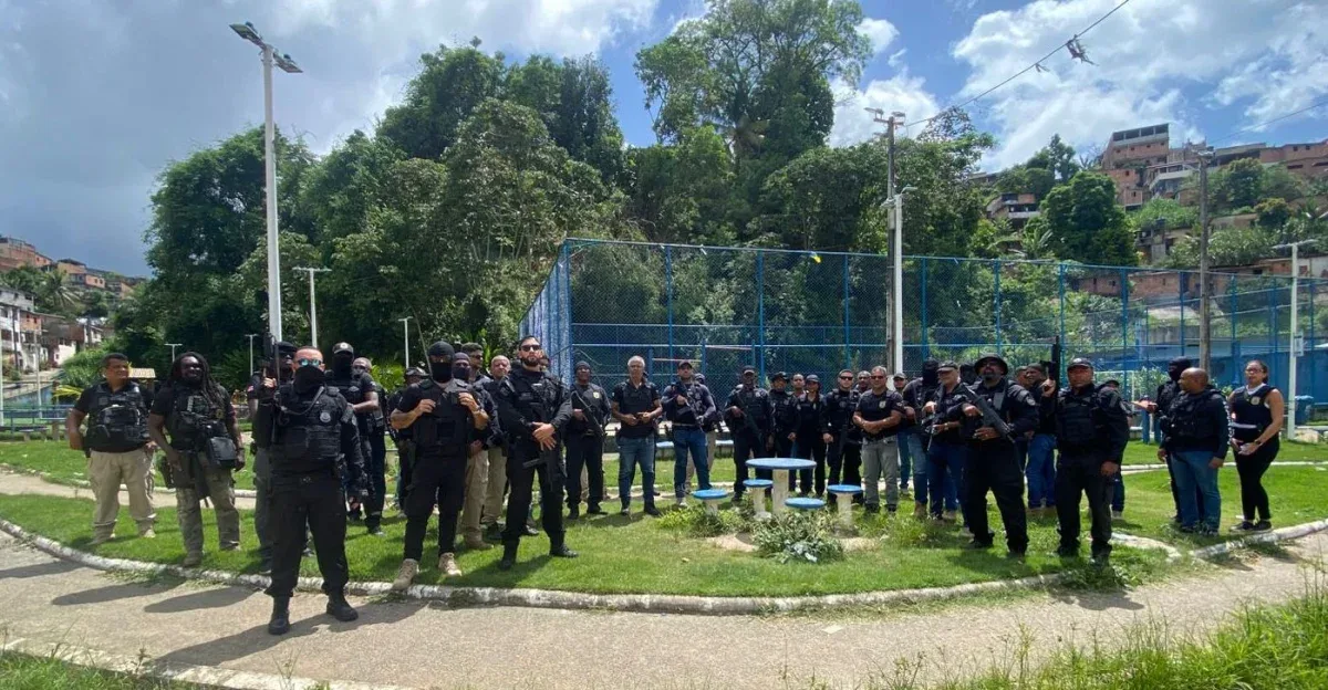 policiais pousando para foto antes de operação