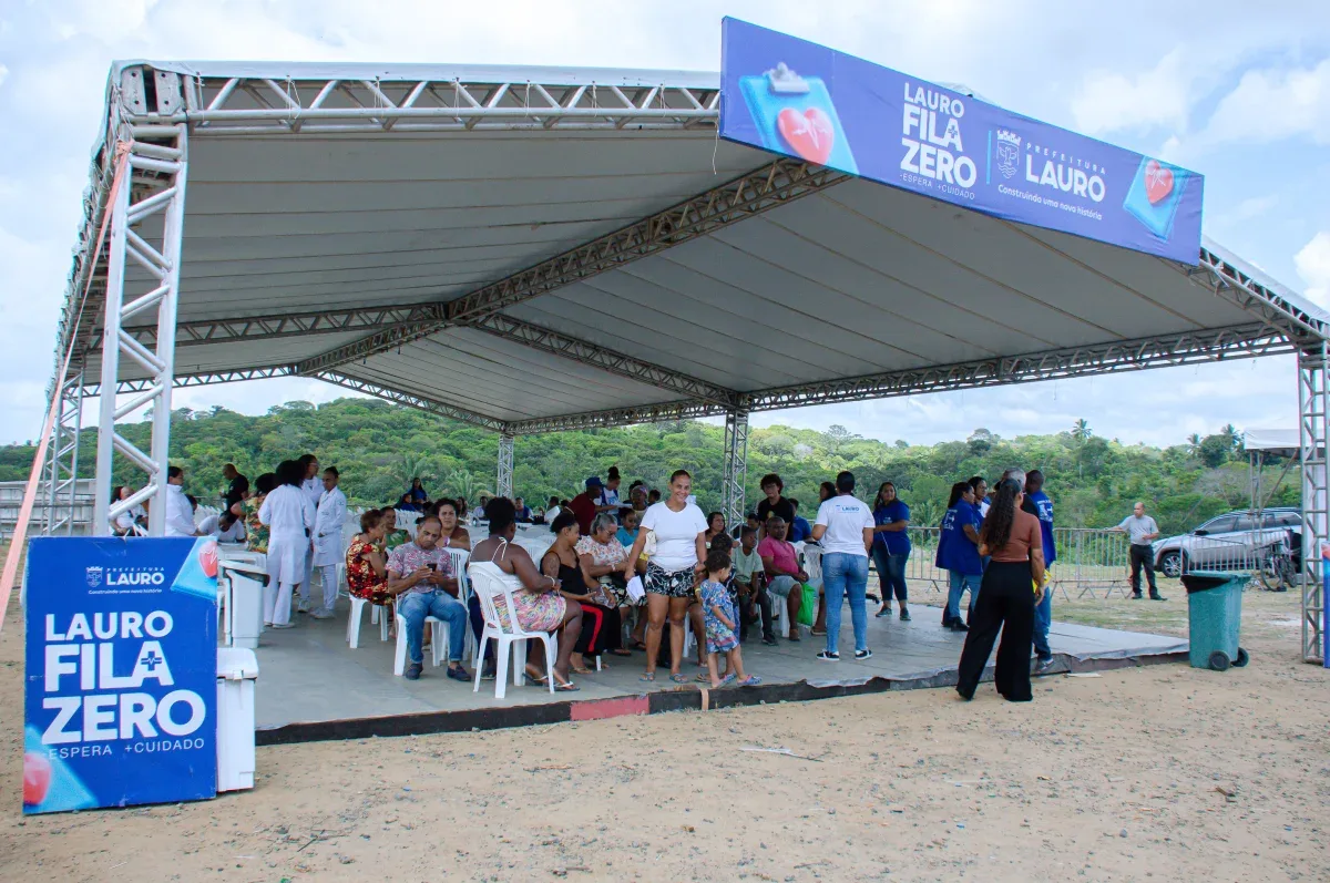 Pessoas esperando atendimento médico em uma grande cobertura