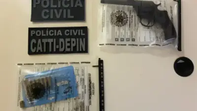 Rev&oacute;lver sob folhas secas: homem &eacute; preso com arma e moto roubada em Cip&oacute;
