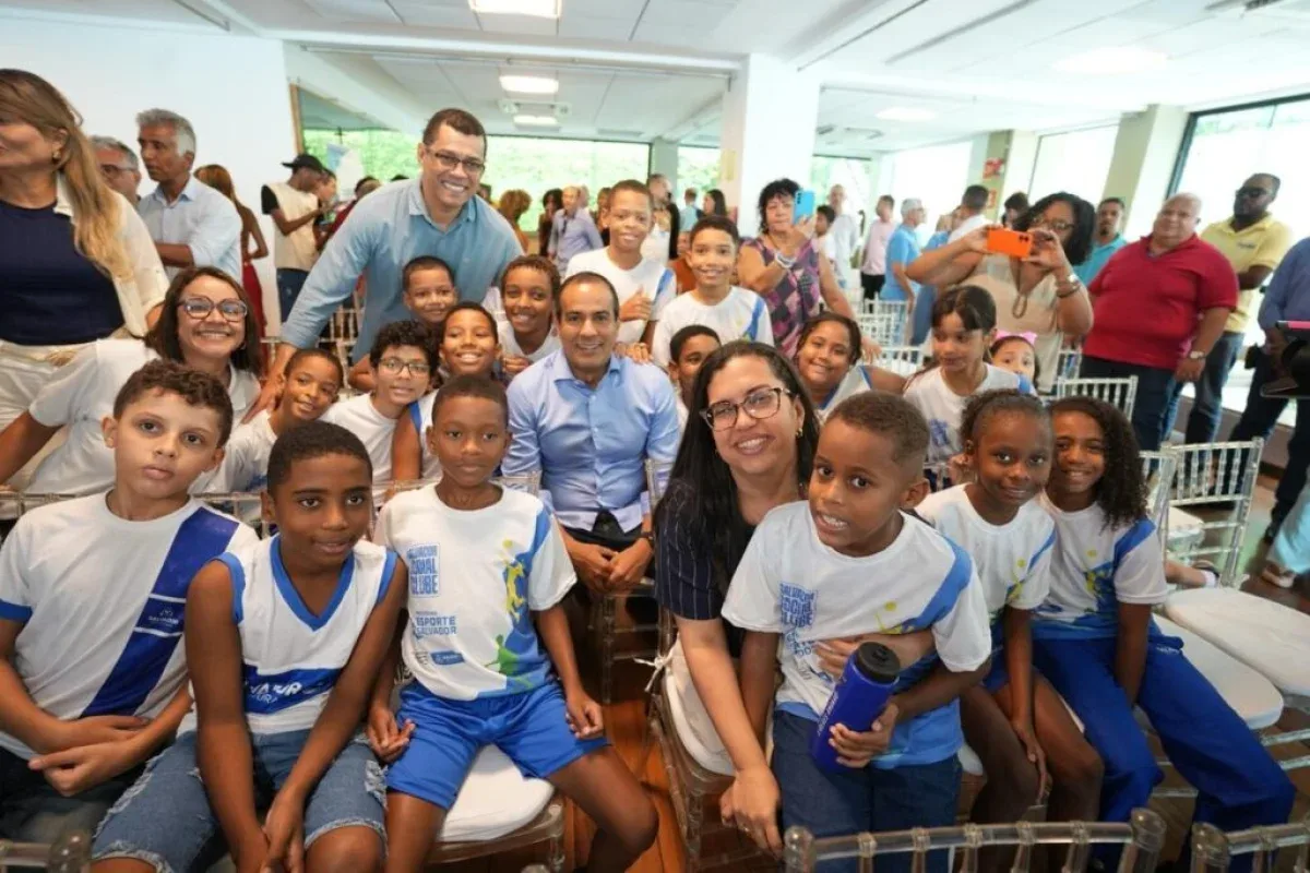 Prefeito de Salvador Bruno Reis e crianças assistidas pelo Programa Salvador Social Clube