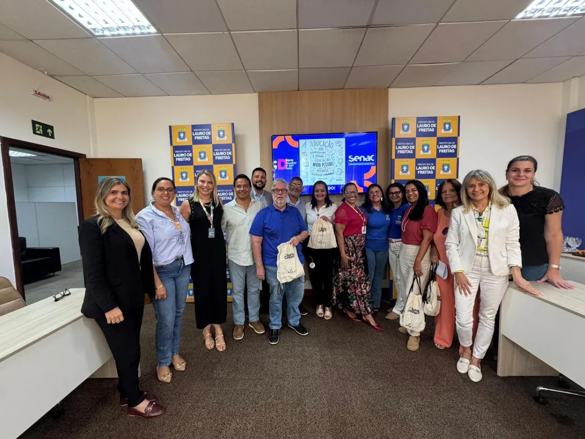 pessoas em pé pousando para foto em fila