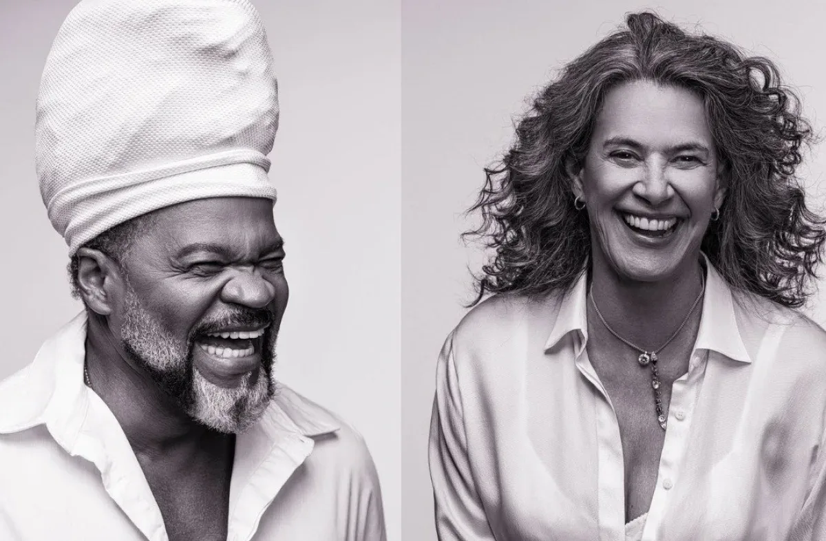 Carlinhos Brown e Simone sorrindo em fotos