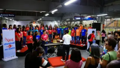 Vozes do Neojiba transformam correria da rodoviária em palco natalino