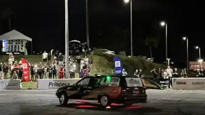 pessoa em praça de Lauro de Freitas