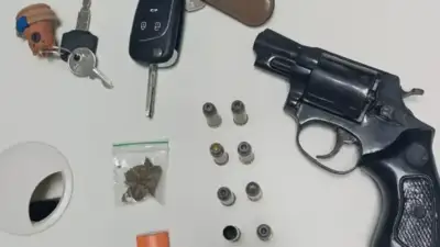 Arma e drogas apreendidas em abordagem policial em Camaçari