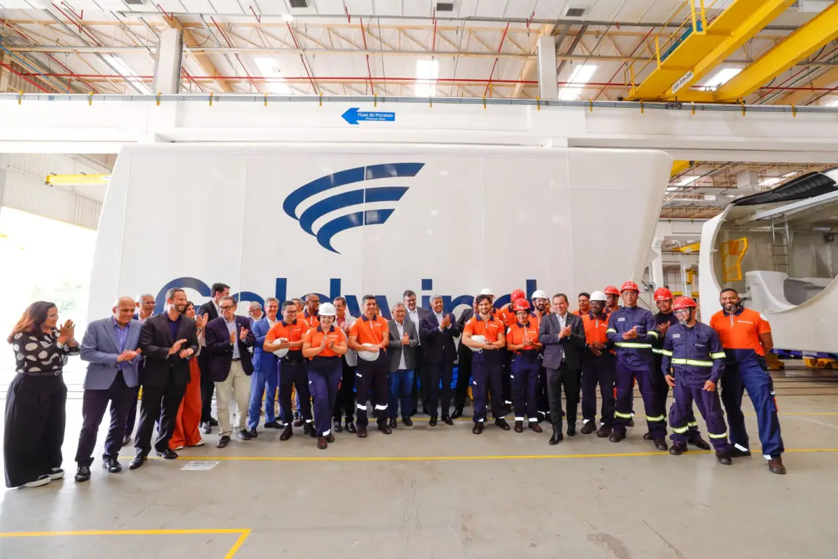 Governador Jerônimo com funcionários da Fabrica de torres eólicas